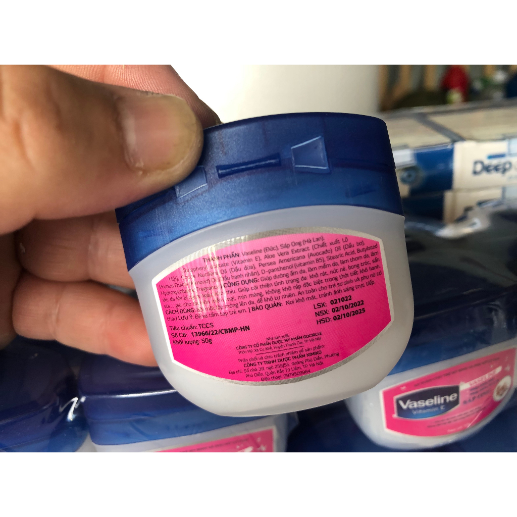 Side lớn 50g Sáp dưỡng ẩm Vaseline Vitamin E từ Sáp Ong phù hợp cho Mẹ và Bé.