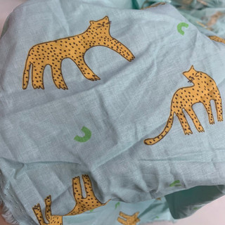 1 mét vải kate lụa hình con mèo nền xanh khổ 1m6 hàng công ty