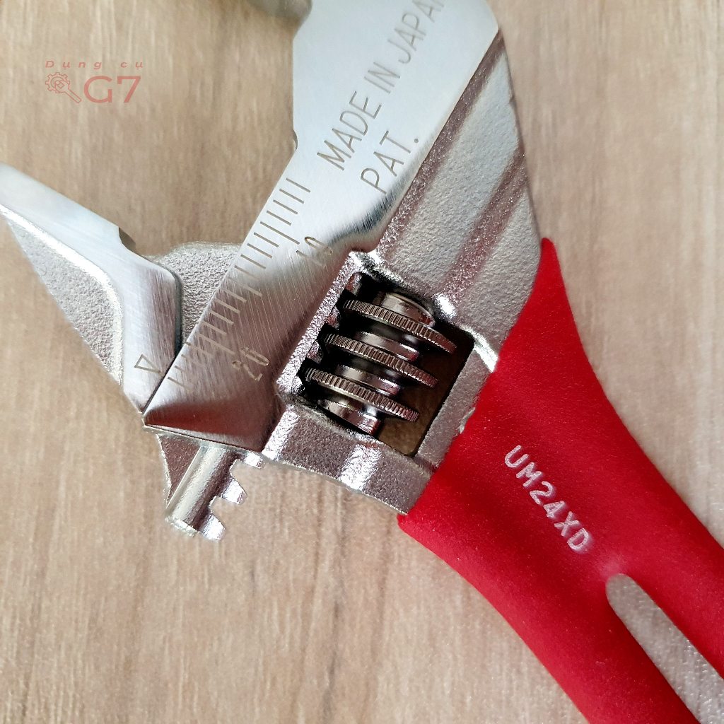 Mỏ lết Lobster UM24XD Made In Japan