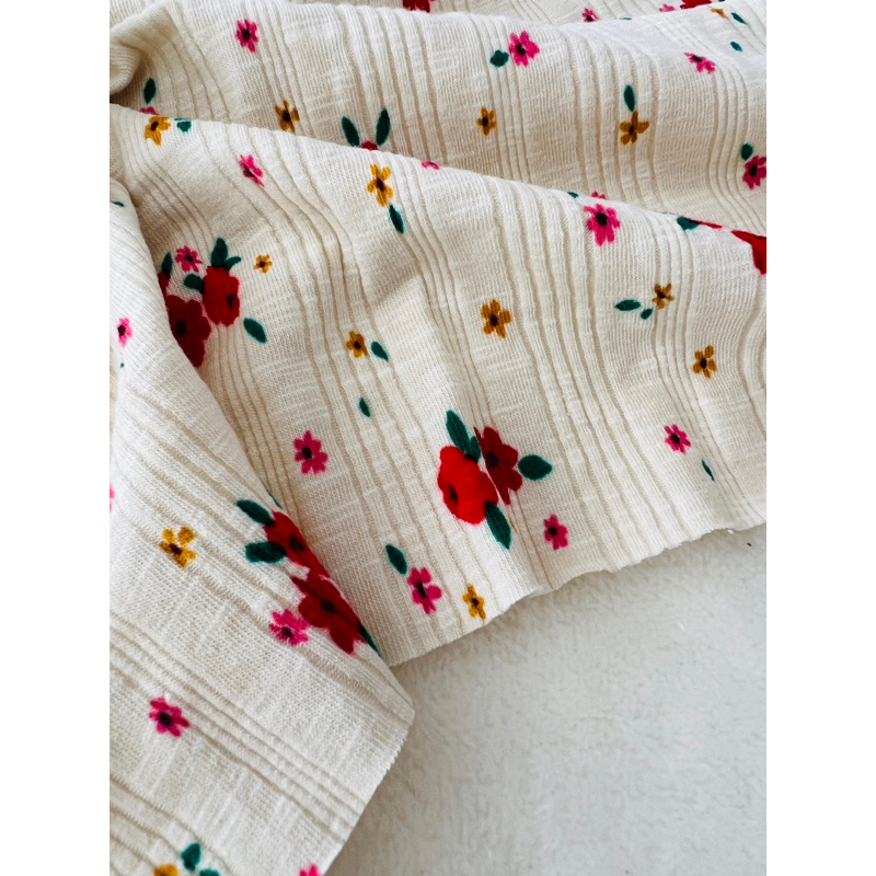 Vải thun gân hoa nhí đỏ nền kem