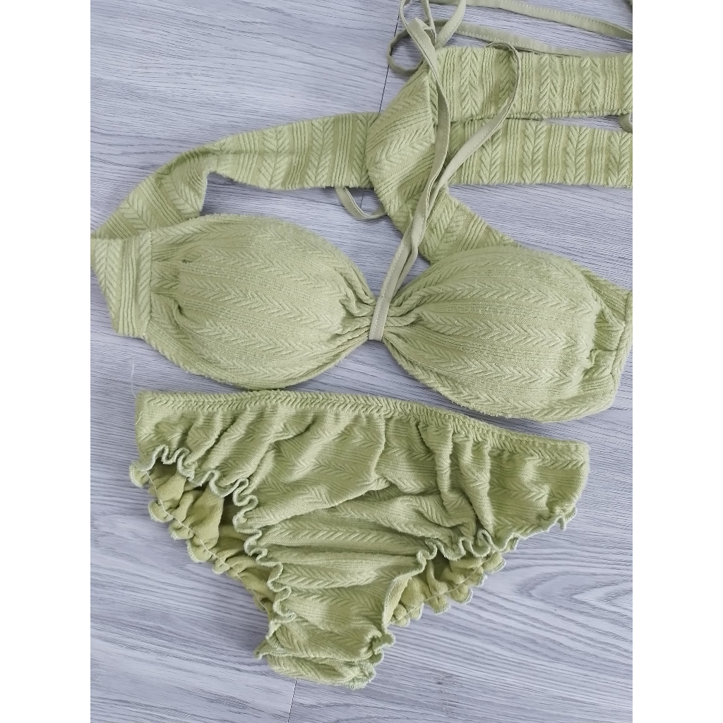 Set bikini xẻ tà
