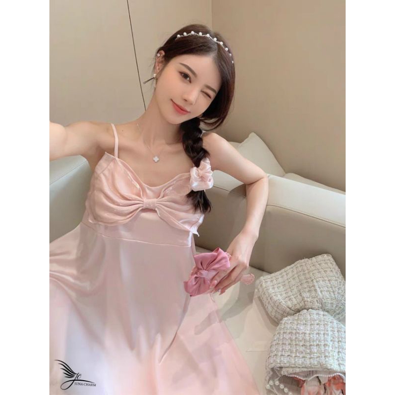 Đầm ngủ nữ 2 dây phối nơ phong cách tiểu thư xinh xắn. form dáng bầu bì bon chen vô tư luôn nha. chất đẹp dáng xinh quá.