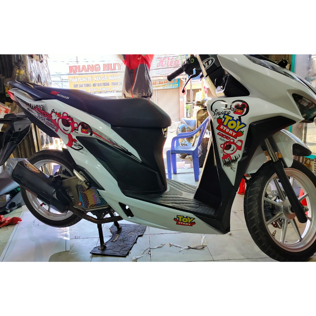 Tem rời xe Vario gấu dâu 125/150 Chất liệu PVC Cao Cấp 3 lớp, chống nước, chống phai màu