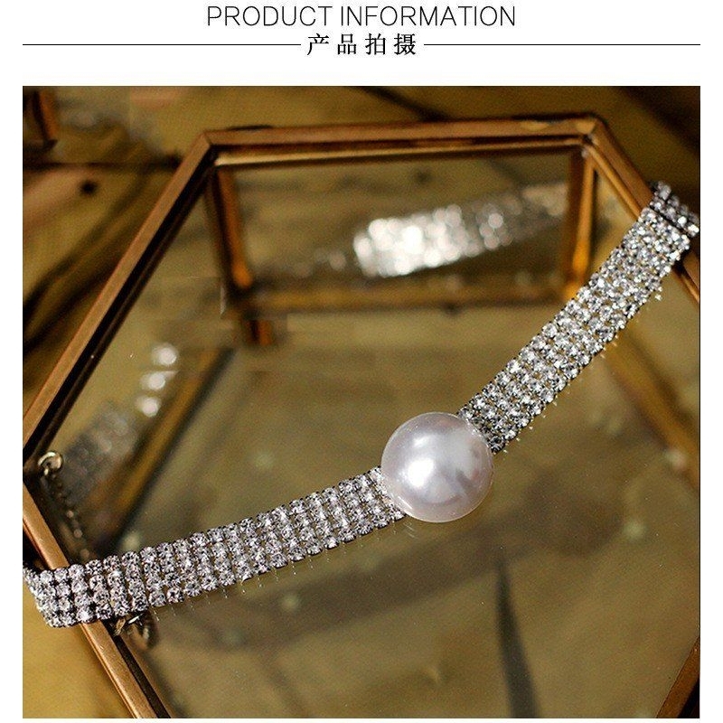 Choker đá kết ngọc sang chảnh với áo trễ vai