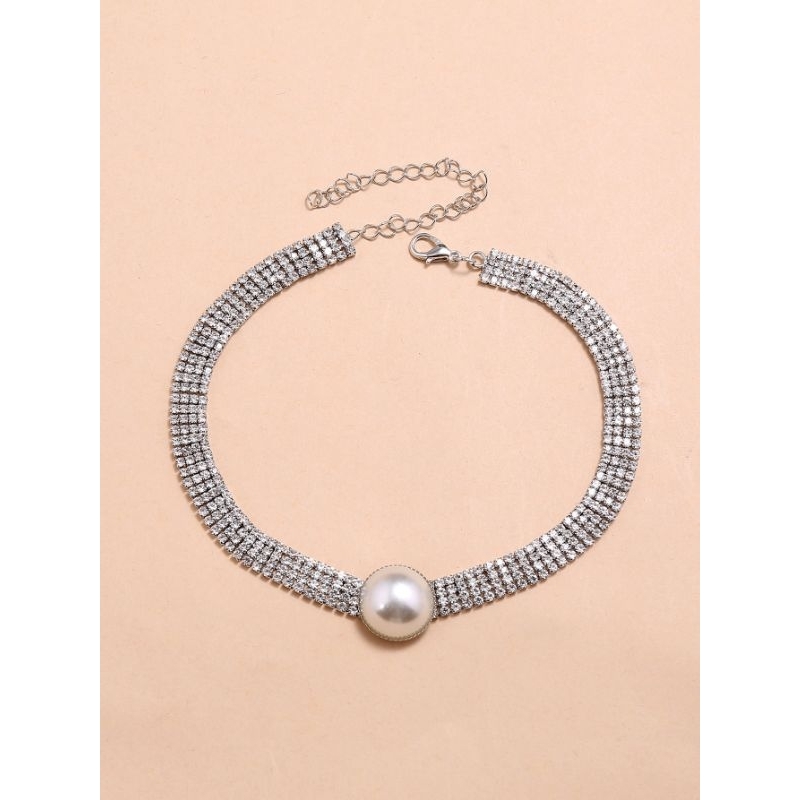 Choker đá kết ngọc sang chảnh với áo trễ vai