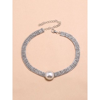 Choker đá kết ngọc sang chảnh với áo trễ vai