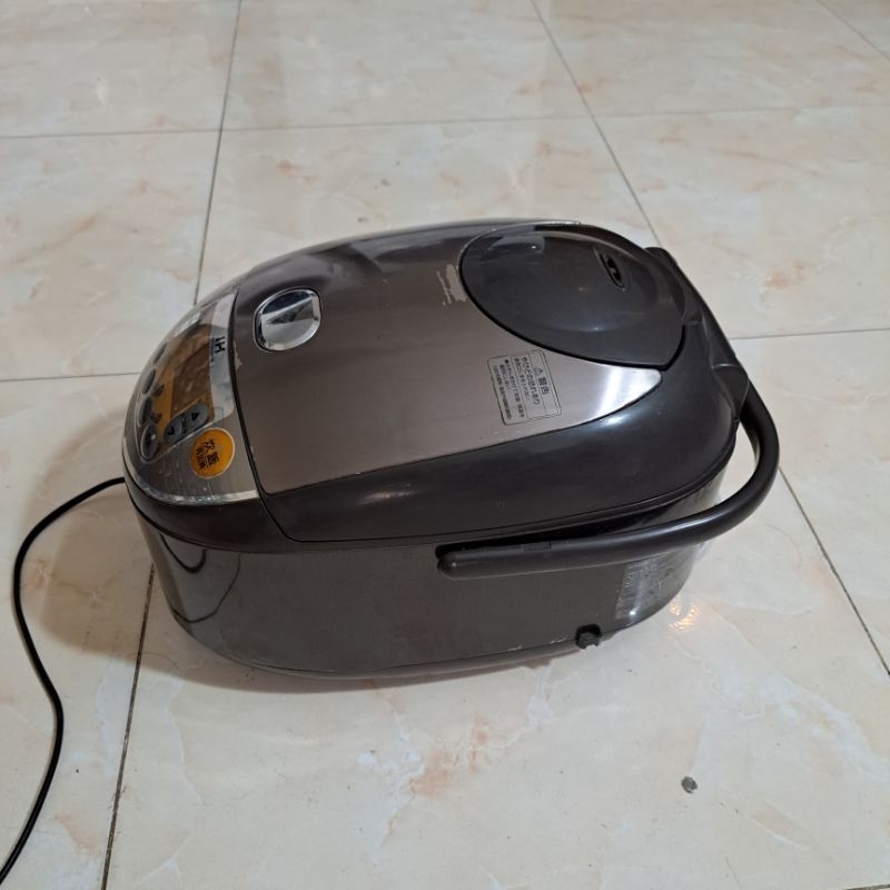 Em zojirushi 1 L8 cao tần điện 100v đẹp lung linh rất nhiều chế độ nấu cơm ngon em bao test Lh 0913908014
