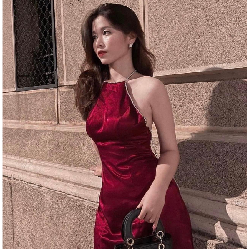 Đầm lụa cổ yếm phối kim sa hở lưng phía sau siêu sexy quyến rũ.