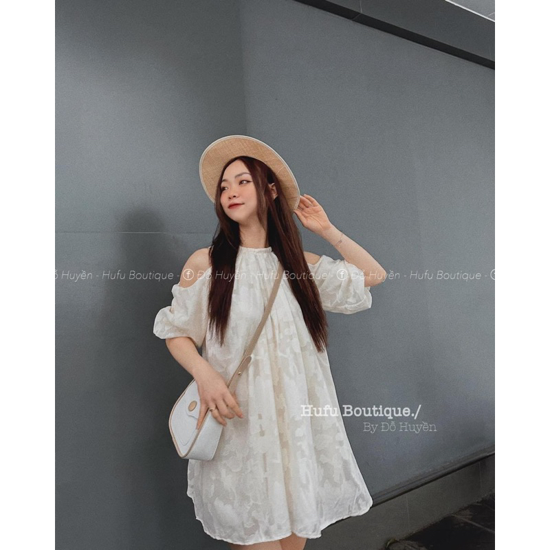 Váy hở vai cổ yếm