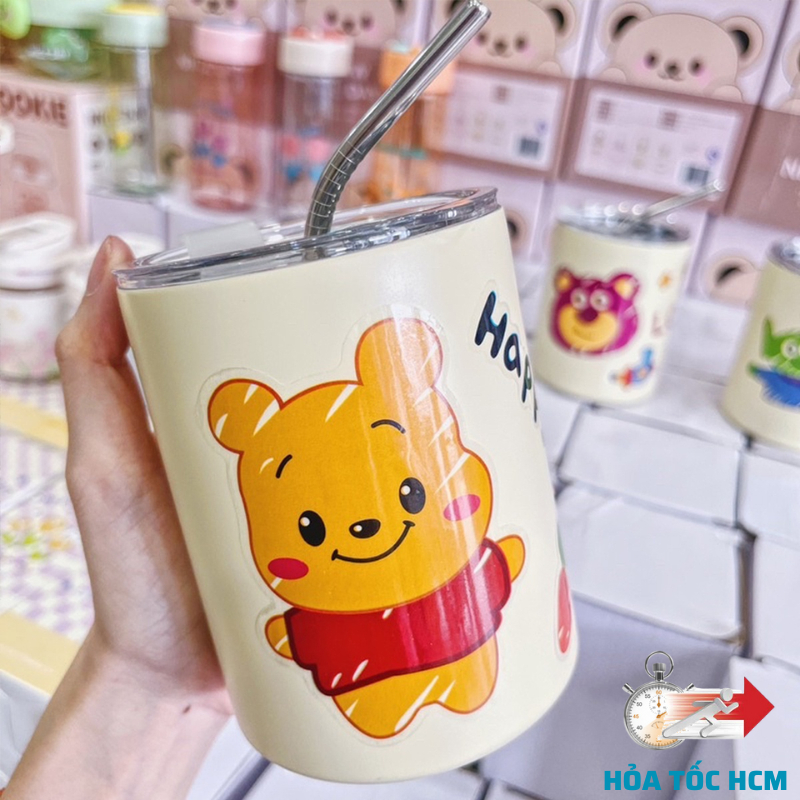 Ly giữ nhiệt gấu dâu 360ml sở hữu thiết kế đẹp mắt, dễ thương. Chất liệu inox