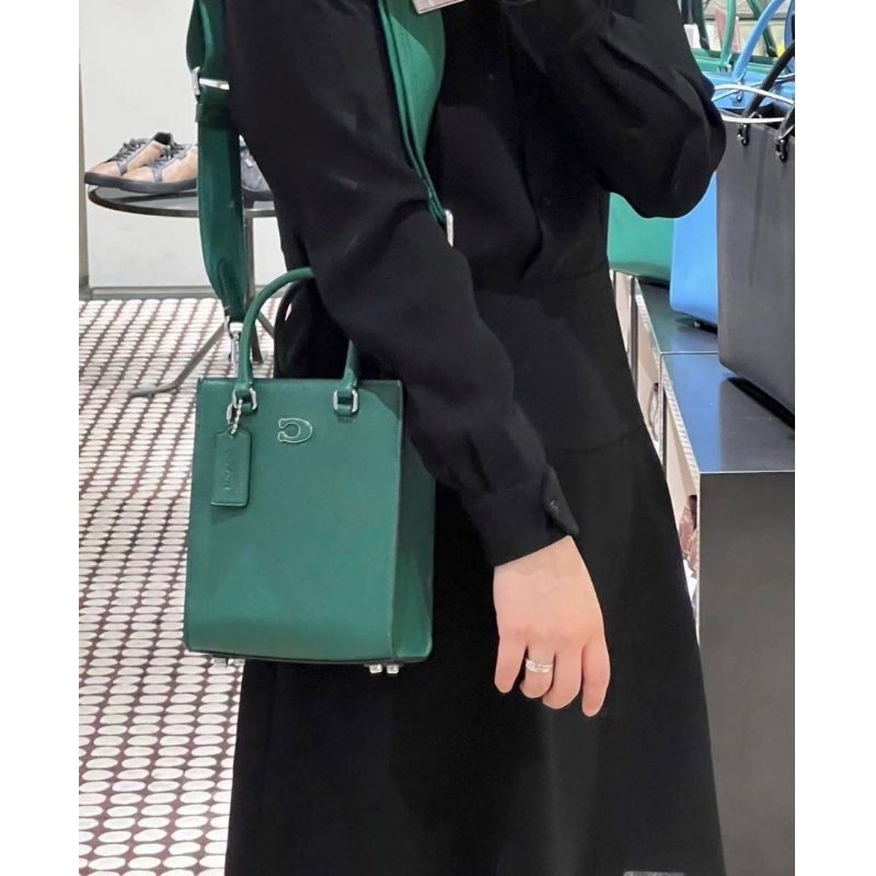 Túi tote coach 16 interior CJ795 size mini