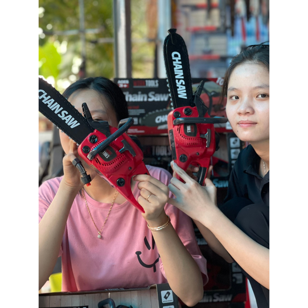 Cưa xích chạy pin mô hình chạy được