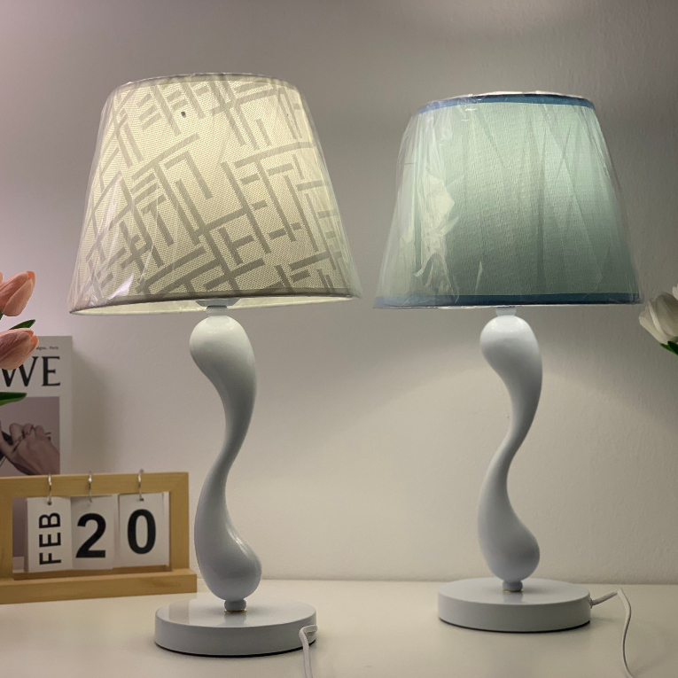 Đèn ngủ để bàn dùng cho khách sạn, phòng khách thân trắng chao vải sang trọng My Home DN086
