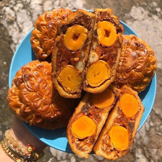 Bánh tân dân lợi gà quay/thập cẩm- bánh 200g/2 trứng muối