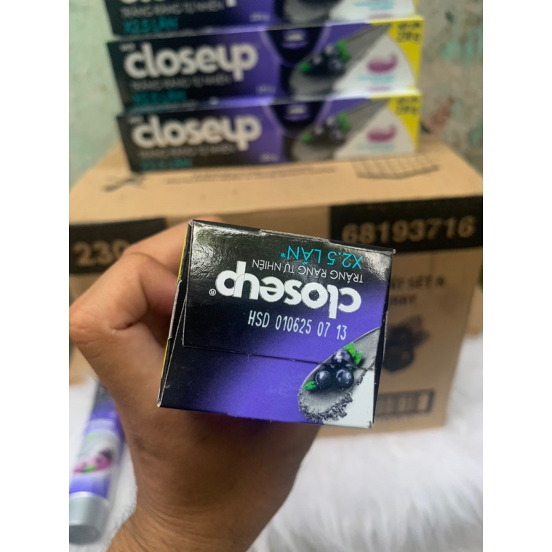 Kem đánh răng Closeup khoáng đất sét & Acai berry trắng răng tự nhiên 230g