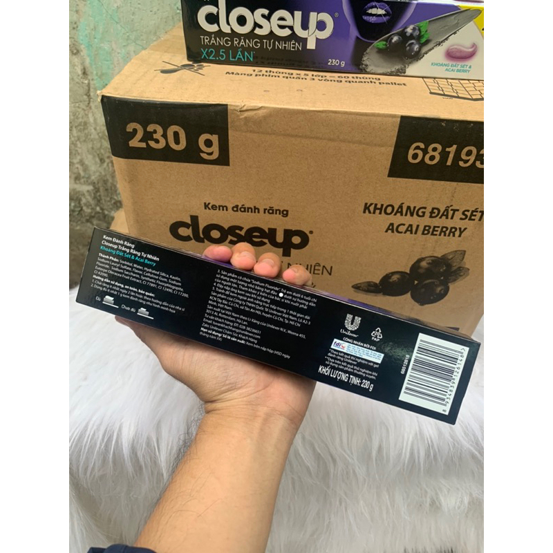 Kem đánh răng Closeup khoáng đất sét & Acai berry trắng răng tự nhiên 230g