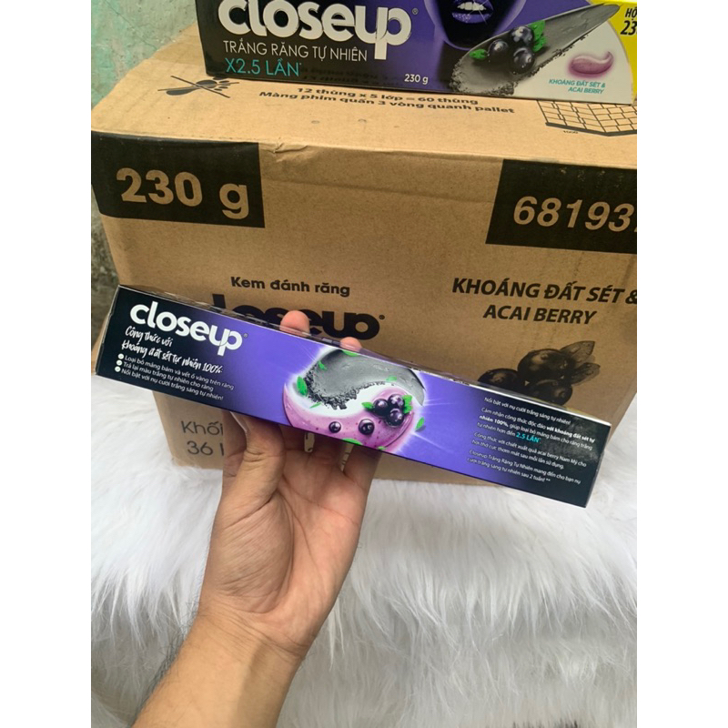 Kem đánh răng Closeup khoáng đất sét & Acai berry trắng răng tự nhiên 230g
