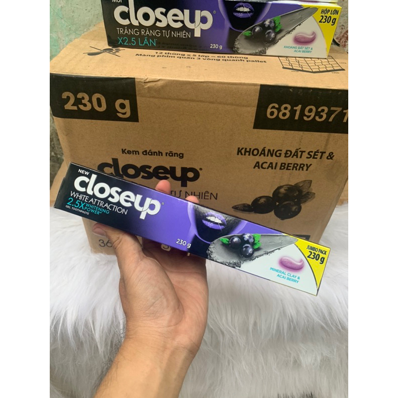 Kem đánh răng Closeup khoáng đất sét & Acai berry trắng răng tự nhiên 230g
