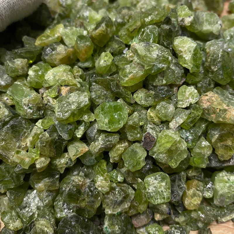 (50gram)Tinh thể đá thô Peridot (Gia Lai) nguyên bản dùng sưu tầm, làm handmade, reiki, thanh tẩy...!!!