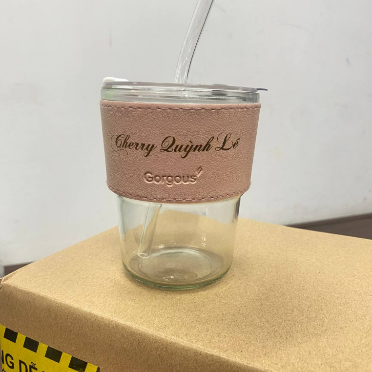 Cốc thủy tinh Gorgous có nắp và bao da đi kèm 450 ml - tặng kèm ống hút thủy tinh