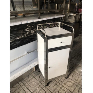 Tủ đầu giường inox y tế 350x400x855 1 hộc kéo, cánh tủ dưới bên trong chia thành 2 ngăn.