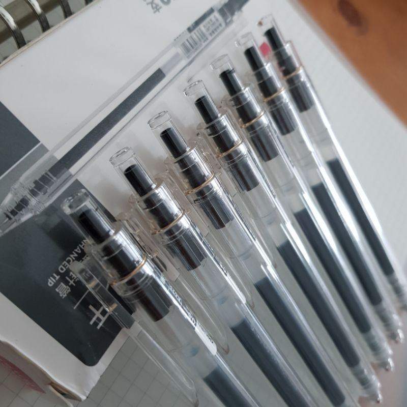 Bút gel Deli A623 thiết kế trong suốt ngòi 0,5mm mực đen nhanh khô viết êm trơn
