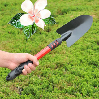 Xẻng sắt làm vườn, chắc chắn, dày dặn.