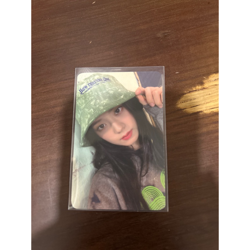 card jisoo mũ xanh