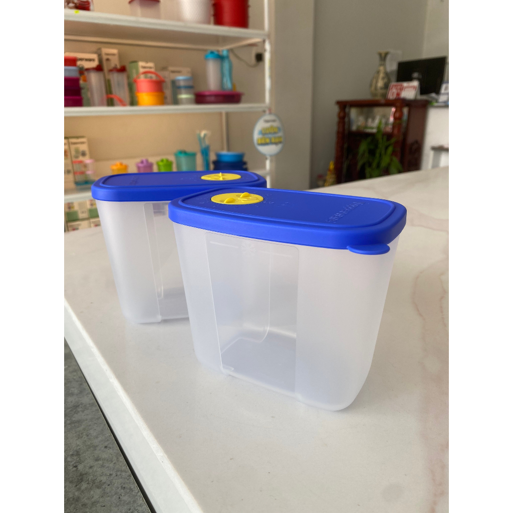 Hộp nhựa đựng thực phẩm ngăn đông Tupperware Modern 820ml có nút đồng hồ để bên hông cánh cửa tủ lạnh