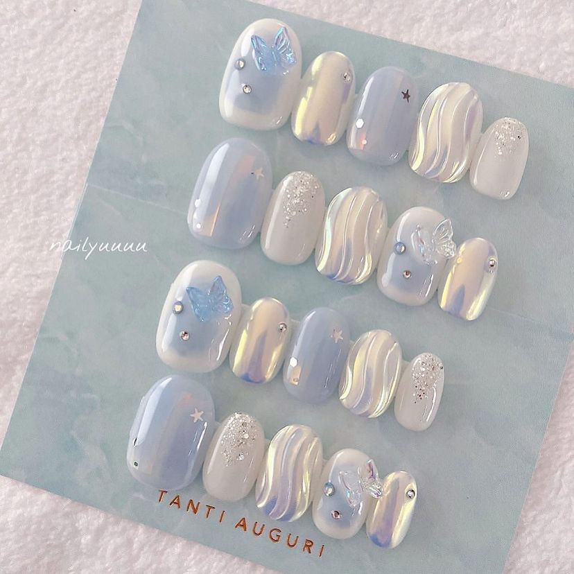 Móng giả thiết kế màu xanh L015 gắn charm hologram luci.nailbox