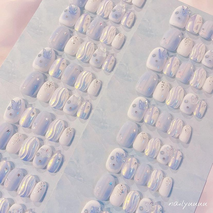 Móng giả thiết kế màu xanh L015 gắn charm hologram luci.nailbox