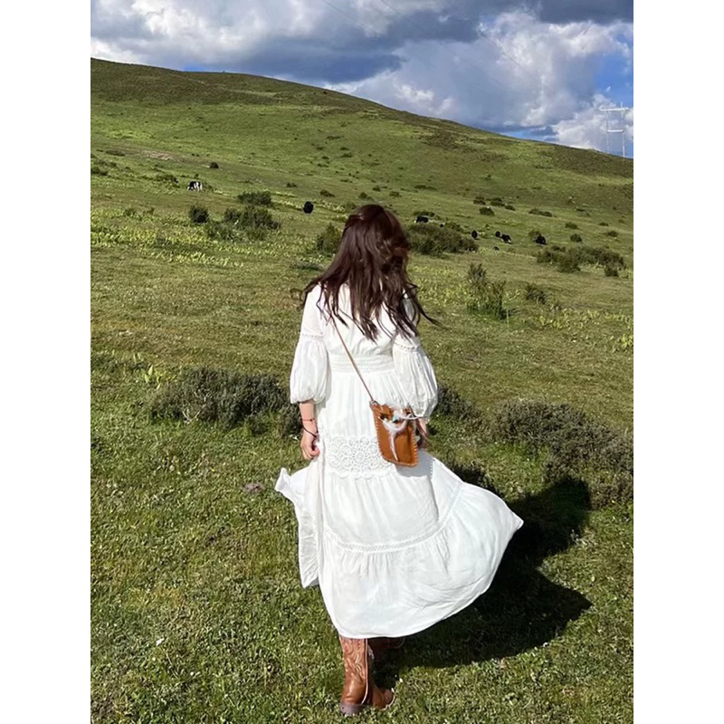 Váy maxi trắng phối ren phong cách boho