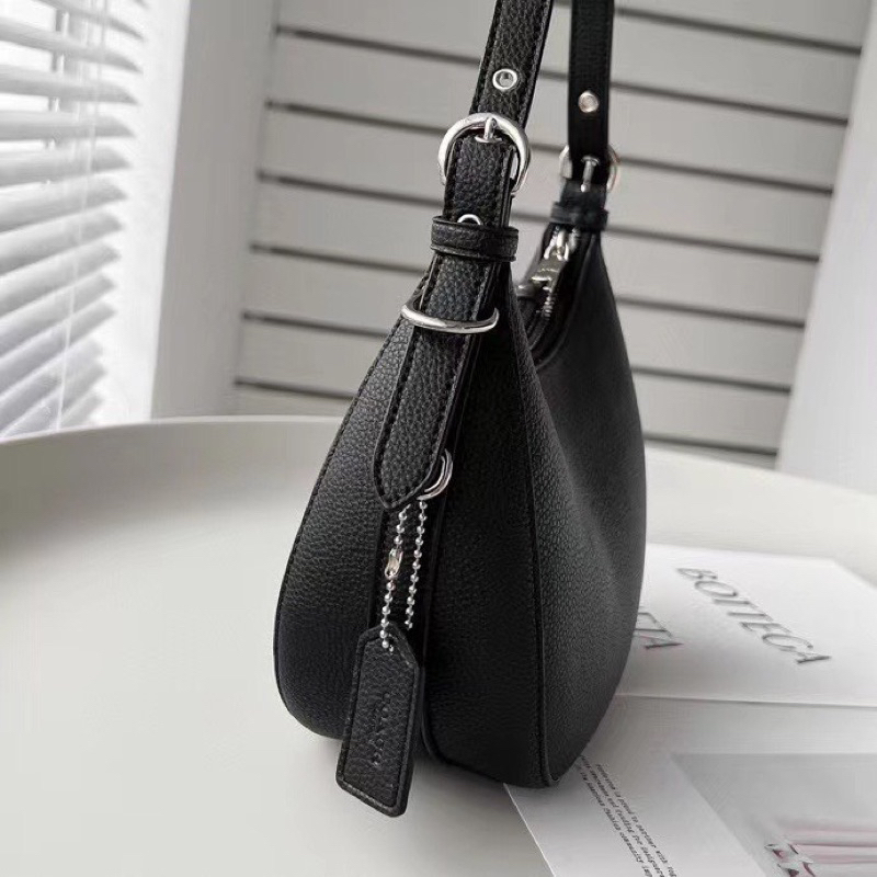 Túi đeo chéo Coach Kleo Hobo dáng bầu