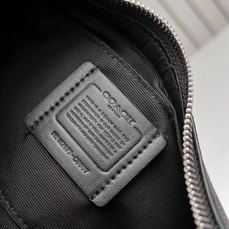 Túi đeo chéo Coach Kleo Hobo dáng bầu