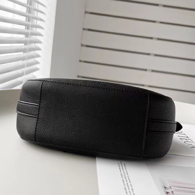 Túi đeo chéo Coach Kleo Hobo dáng bầu