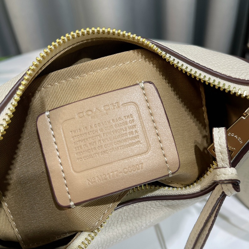 Túi đeo vai C0ach Kleo Hobo dáng bầu xinh xắn