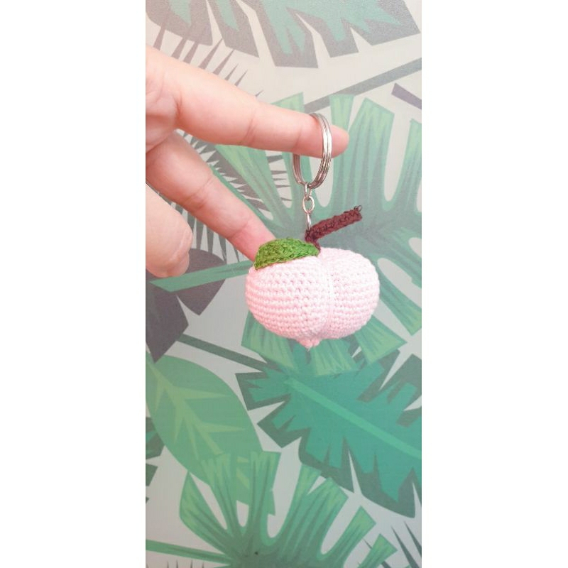 Móc khóa hình trái đào bằng len cực đáng iu nhoa.