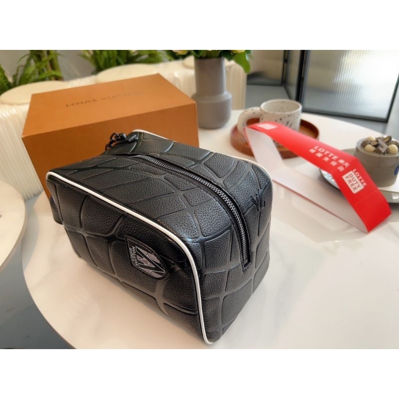 Túi xách nam LV NBA DOPP hàng super phom đẹp họa tiết mới nhất fullbox nam châm