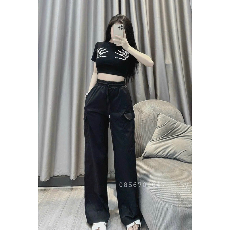 Set Bộ Xốp Nhún Áo Tay Ngắn Viền Thêu Gấu Dâu Rút 2 Bên + Quần Ống Ôm