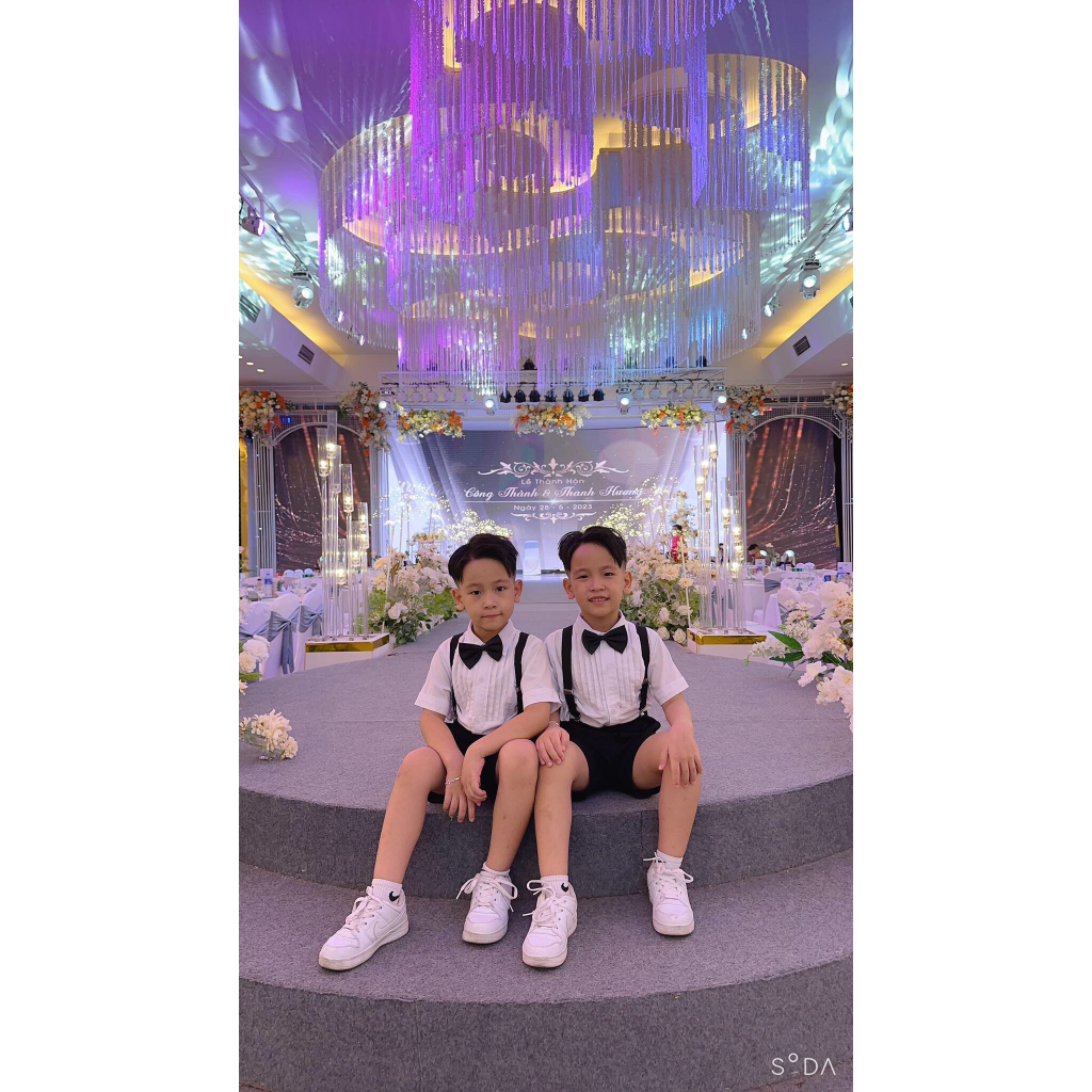 SET YẾM ĐEN SƠ MI TRẮNG NGỰC XẾP LY CHO CÔNG TỬ NHÍ