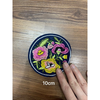 Sticker thêu là ủi tròn hoa xanh màu tím than