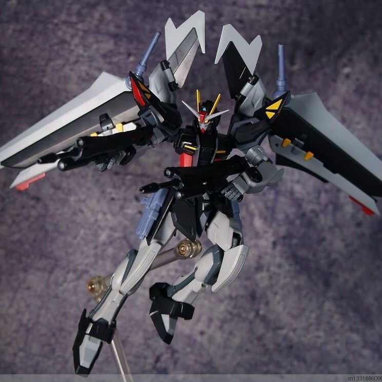 Gundam mô hình tự do tấn công vàng dị giáo tấn công chiến binh