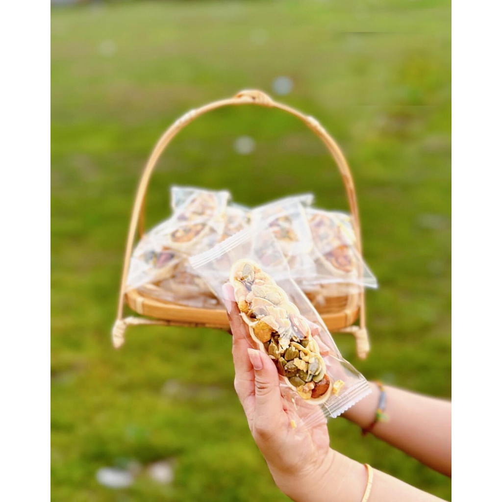 Bánh thuyền siêu hạt, giòn tan, thơm ngon, ít ngọt.  Ăn vặt, ăn kiêng, ăn healthy đều dùng được