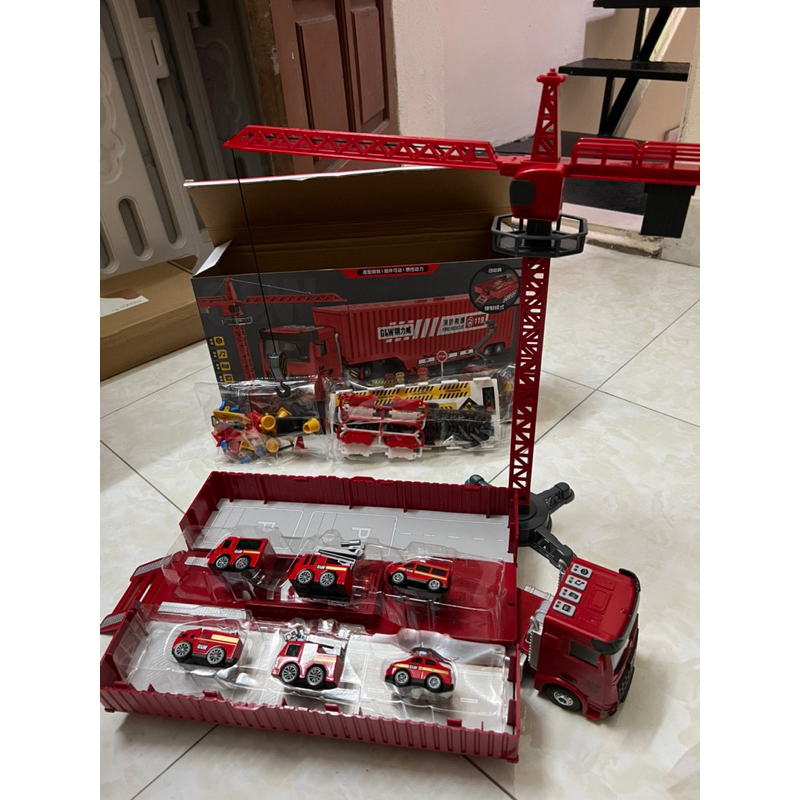 Đồ chơi ô tô container biến hình kèm nhiều xe ô tô xây dựng, cứu hỏa kích thước 43x11x8cm phát nhạc ánh sáng