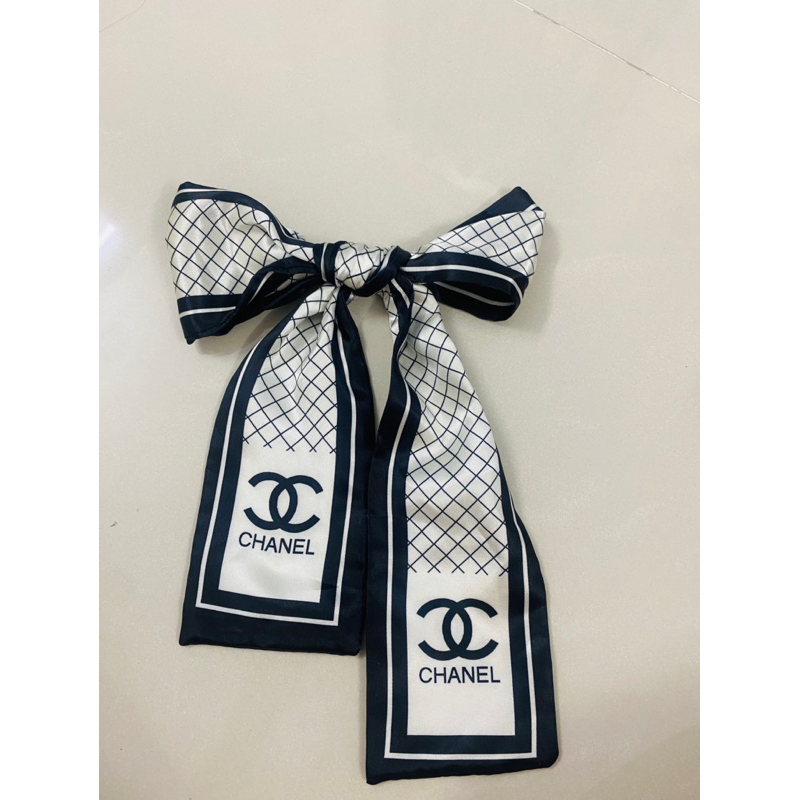 Pass nơ và hoa cài áo được chọn mẫu