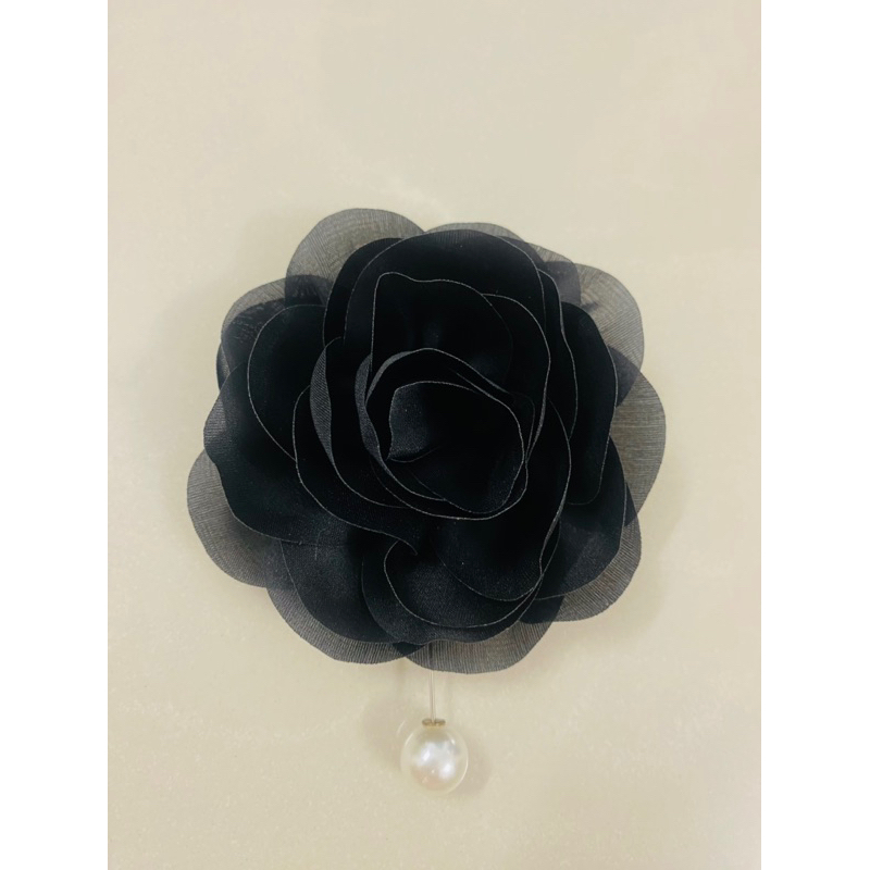 Pass nơ và hoa cài áo được chọn mẫu