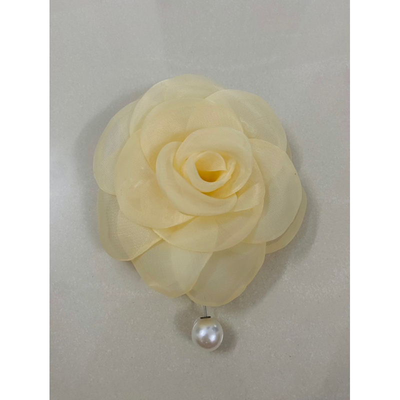 Pass nơ và hoa cài áo được chọn mẫu