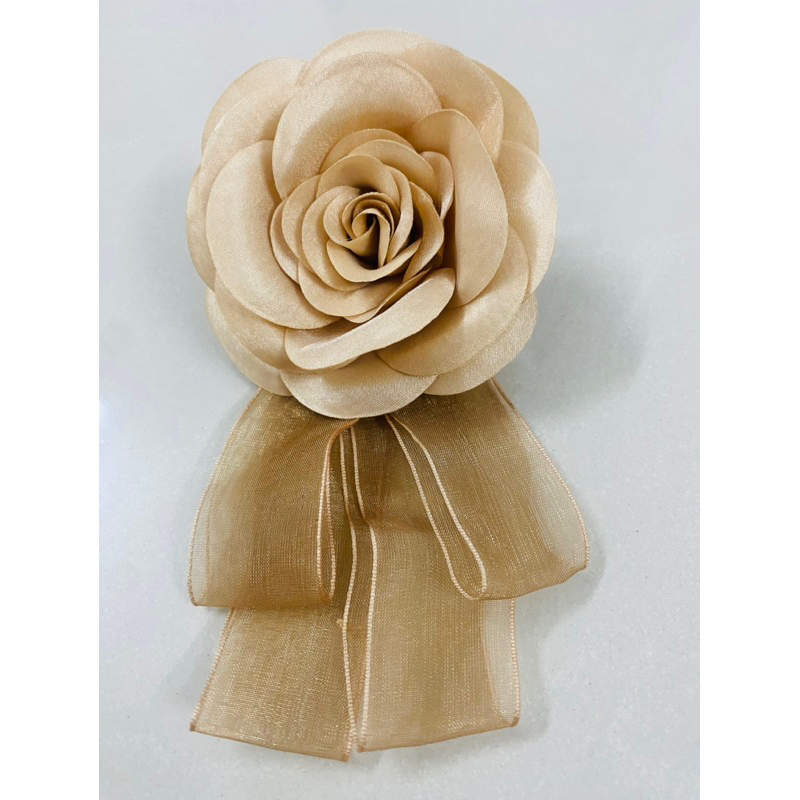 Pass nơ và hoa cài áo được chọn mẫu