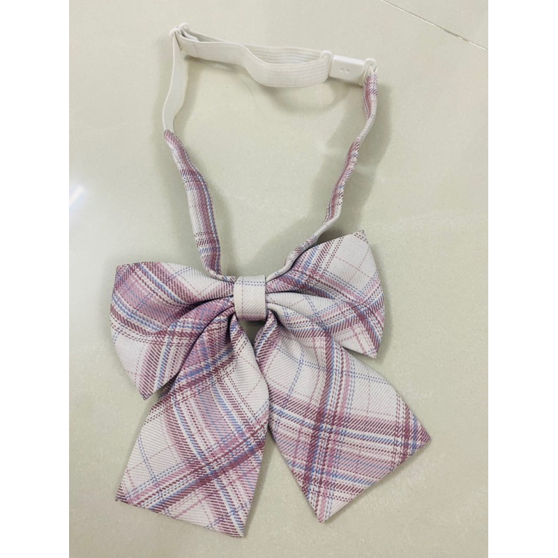 Pass nơ và hoa cài áo được chọn mẫu