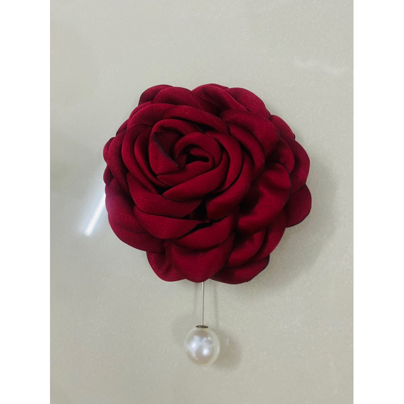 Pass nơ và hoa cài áo được chọn mẫu